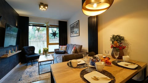 TV and multimedia, Living room, Seating area, Dining area, Food