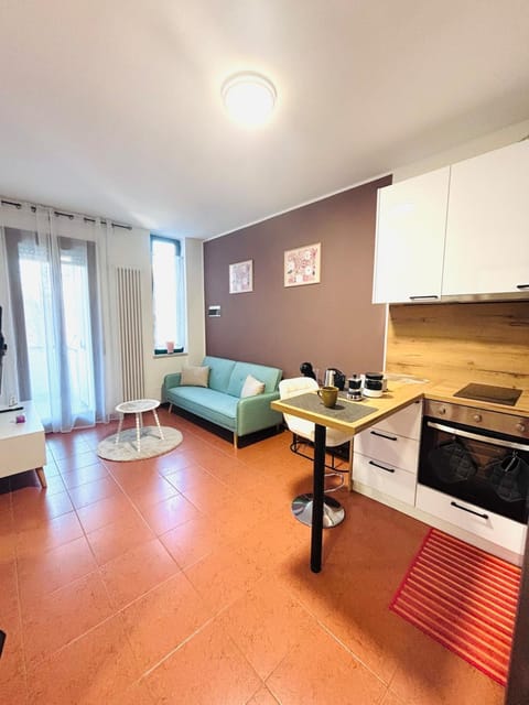 Kitchen or kitchenette, Living room, Seating area, Dining area, stove