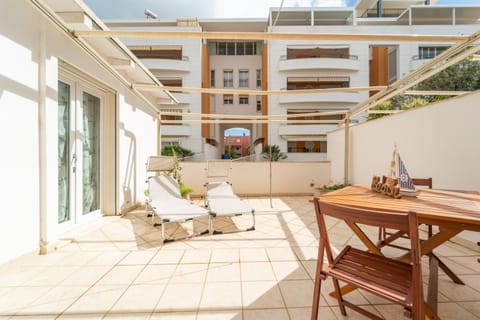Patio, Day, Balcony/Terrace, Dining area, sunbed