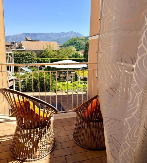 View (from property/room), Balcony/Terrace, Mountain view
