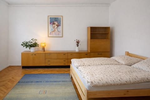Photo of the whole room, Bedroom, wardrobe