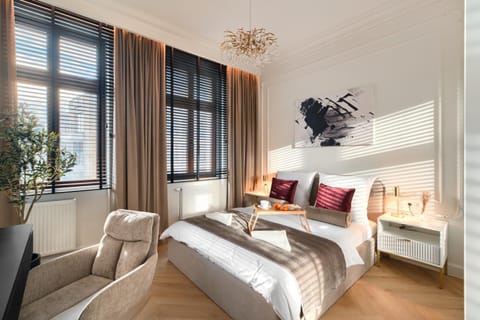 Bed, Living room, Photo of the whole room, Seating area, Bedroom