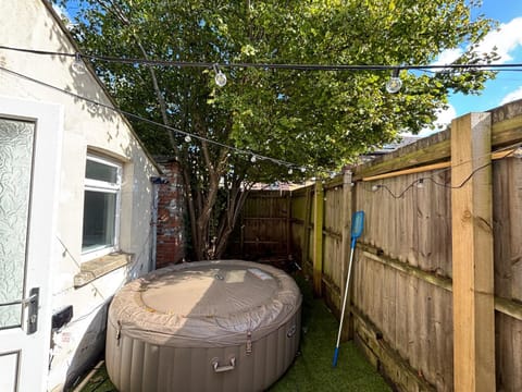 Peaceful Hot Tub Retreat with Private Garden Apartment in Cardiff
