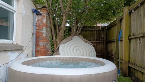 Peaceful Hot Tub Retreat with Private Garden Apartment in Cardiff