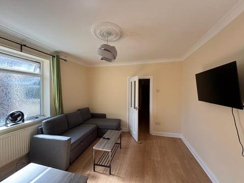 Peaceful Hot Tub Retreat with Private Garden Apartment in Cardiff