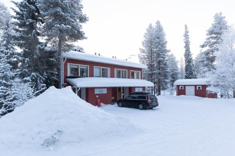 Pyhäkoti B - 30 Meters From the Slopes House in Rovaniemi