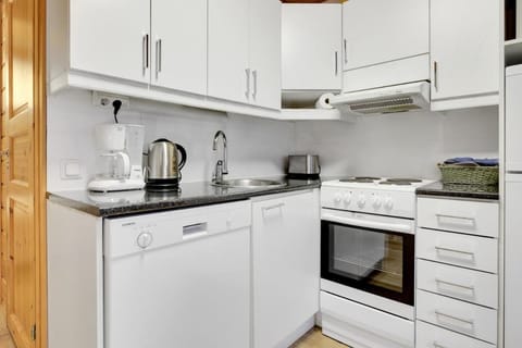 Pyhäkoti C - 30 Metres From the Slopes House in Rovaniemi