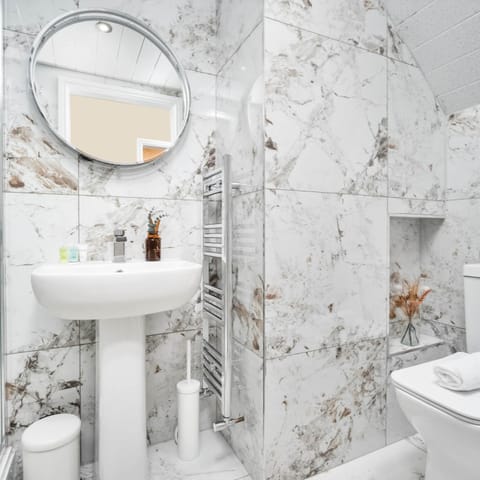 Toilet, Bathroom, towels