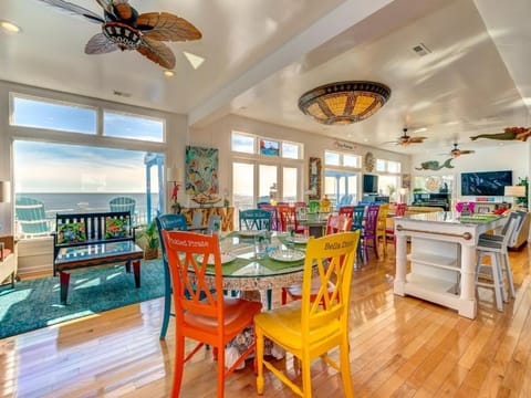 Casa Flamingo Oceanfront Dreamhouse! 8 bedroom, Sleeps 20, Pool, hot tub, elevator House in Isle of Palms