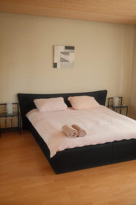 Bed, Bedroom, towels