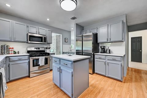 Modern 3BR 2BA Home in Vibrant Austin w Pool House in Austin