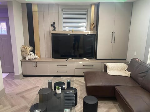 Modern 7 Bedroom Masterpiece on Portage Sleeps 16 House in Niagara Falls