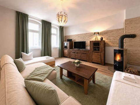 Bed, TV and multimedia, Seating area, Bedroom
