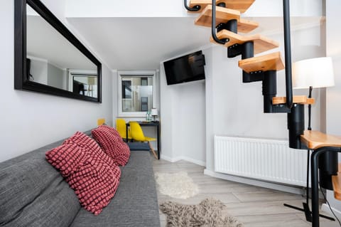TV and multimedia, Living room, Seating area, Evening entertainment, internet