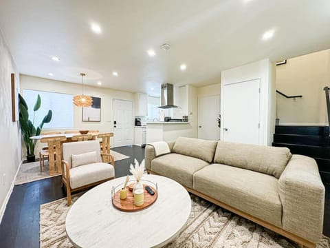 Kitchen or kitchenette, Living room, Seating area, Dining area, pet friendly