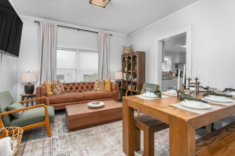 TV and multimedia, Living room, Seating area, Dining area