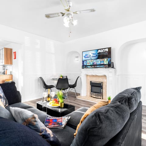 TV and multimedia, Living room, Evening entertainment