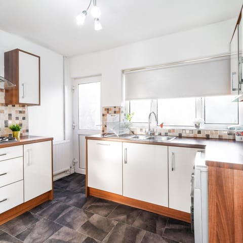 Kitchen or kitchenette, oven, stove