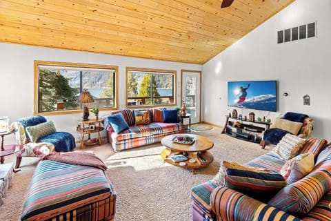 Lakeview Retreat - Walk to Lake, Close to Slopes House in Big Bear