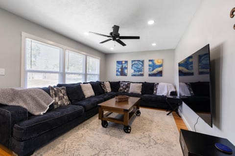 Newly Renovated 5BR 2 Living Rooms Sleeps 10 House in Saint Matthews