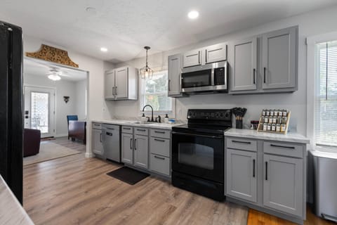 Newly Renovated 5BR 2 Living Rooms Sleeps 10 House in Saint Matthews