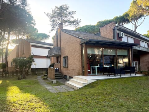 Property building, Day, Garden, Seating area