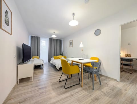TV and multimedia, Living room, Photo of the whole room, Seating area, Dining area
