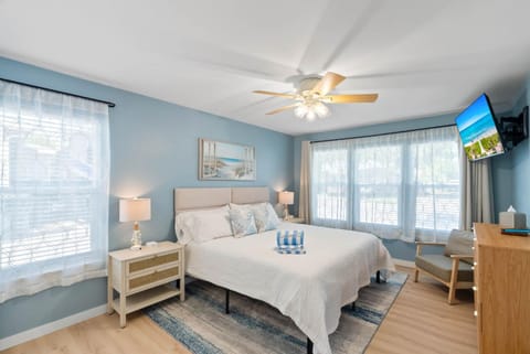 Bed, TV and multimedia, Bedroom