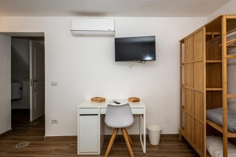 TV and multimedia, air conditioner