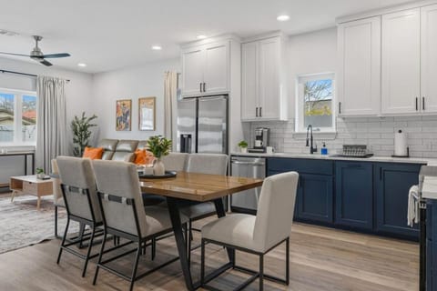 Family Escape Near AUS Games, Pool, EV Charger Apartment in Montopolis