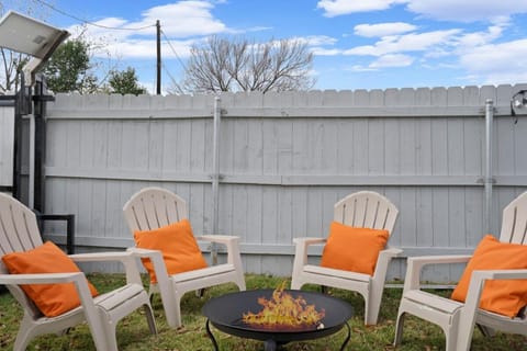 Family Escape Near AUS Games, Pool, EV Charger Apartment in Montopolis