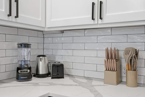 Family Escape Near AUS Games, Pool, EV Charger Apartment in Montopolis