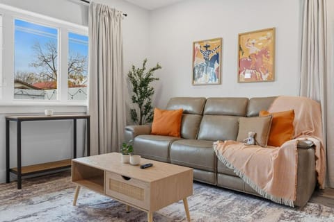 Family Escape Near AUS Games, Pool, EV Charger Apartment in Montopolis