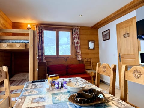 Living room, Dining area, bunk bed