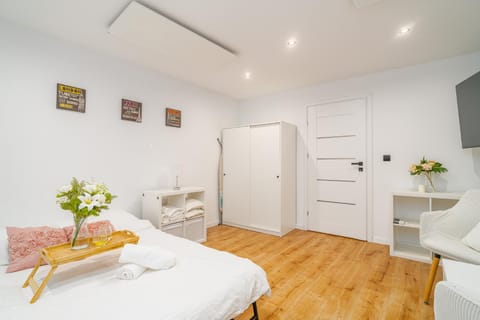 Bed, Photo of the whole room, Seating area, Bedroom