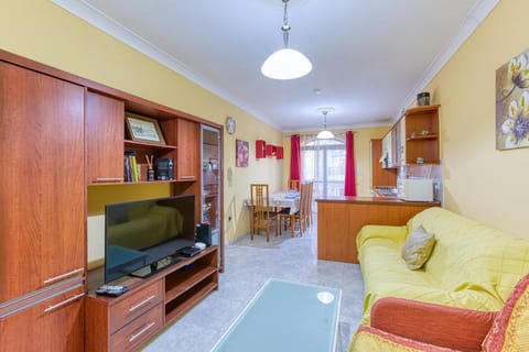 Vibrant Family Apartment for 7 with Balcony Apartment in Saint Paul's Bay