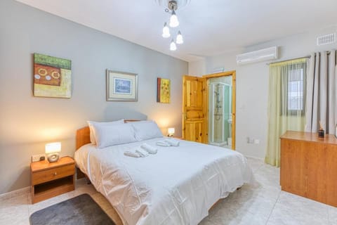 Vibrant Family Apartment for 7 with Balcony Apartment in Saint Paul's Bay