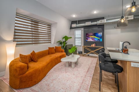 TV and multimedia, Kitchen or kitchenette, Living room, Seating area, Dining area