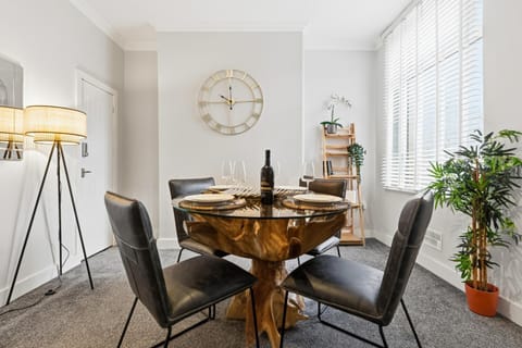 Food and drinks, Seating area, Dining area