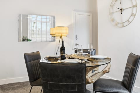 Seating area, Dining area