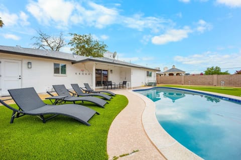 Property building, Patio, Day, Garden, Garden view, Pool view, Swimming pool, sunbed