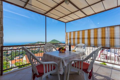 Patio, Day, Natural landscape, Seating area, Mountain view
