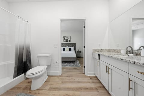 Relaxing 2BR Home w Contemporary Style Apartment in Madison