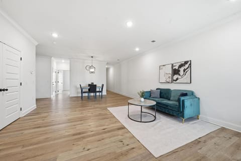 Relaxing 2BR Home w Contemporary Style Apartment in Madison