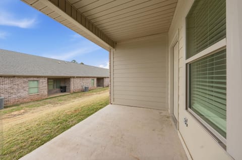 Relaxing 2BR Home w Contemporary Style Apartment in Madison