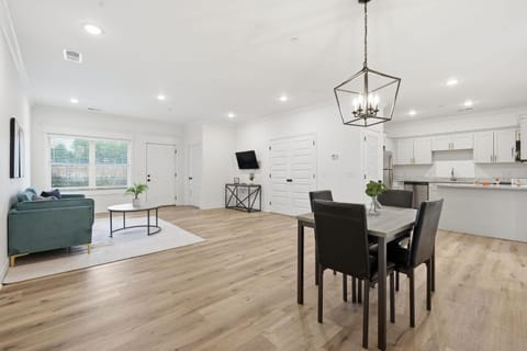 Relaxing 2BR2BA Space Modern Comfort Apartment in Madison