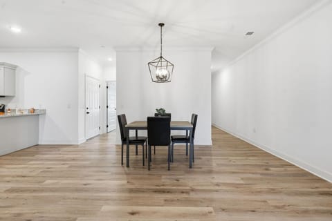 Relaxing 2BR2BA Space Modern Comfort Apartment in Madison