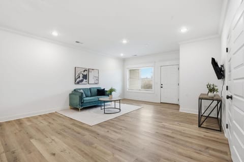 Relaxing 2BR2BA Space Modern Comfort Apartment in Madison