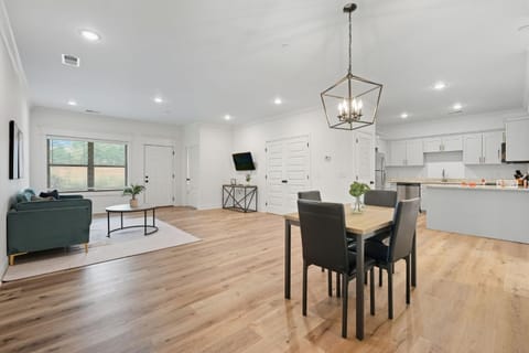 Relaxing 2BR2BA Space Modern Comfort Apartment in Madison