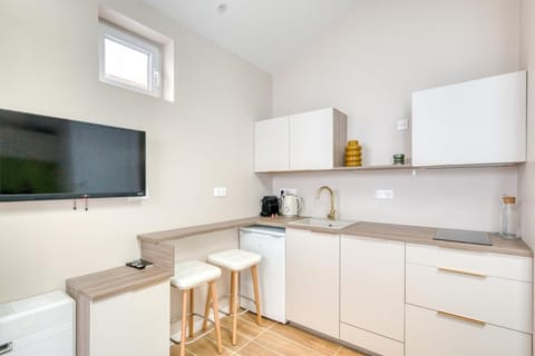 TV and multimedia, Kitchen or kitchenette, Dining area, stove